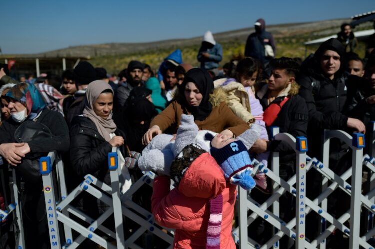 Tras el sismo, refugiados sirios de Turquía regresan a su país.