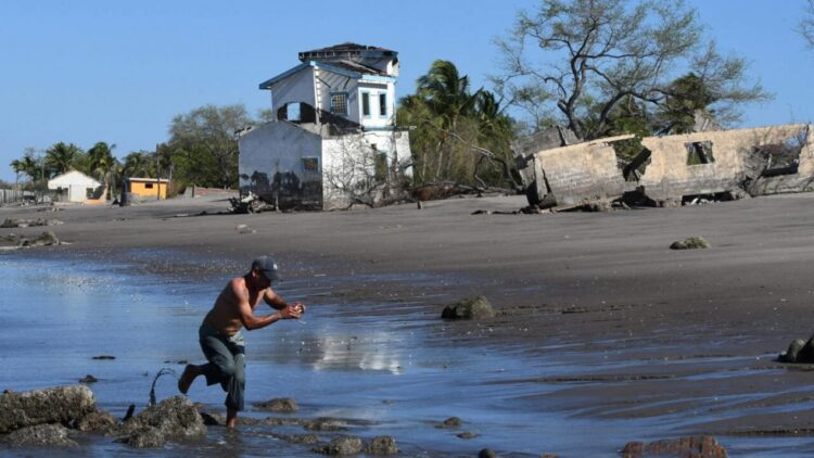 Cedeño y otros pueblos costeros de Honduras han vivido los estragos del cambio climático con el aumento del nivel del océano Pacífico. Foto: AFP.