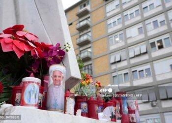 Los ciudadanos encienden velas por Francisco