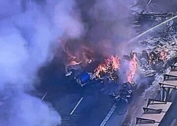 La avioneta y el bus se incendiaron