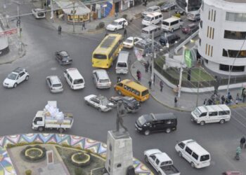 Vista del tráfico vehícular en la avenida Busch.