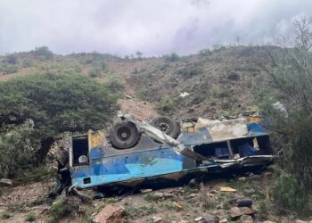 Así quedó el bus de la empresa San José luego de embarrancarse al menos 800 metros.