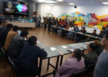 El alcalde de La Paz, Iván Arias, presentó el estudio de costos del transporte público.