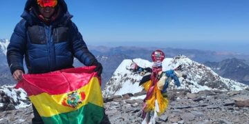 Hugo Ayaviri en plena cima del Aconcagua.