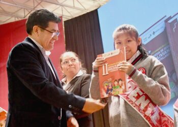 El ministro de Educación entrega uno de los ejemplares del diccionario. Foto: Ministerio de Educación.