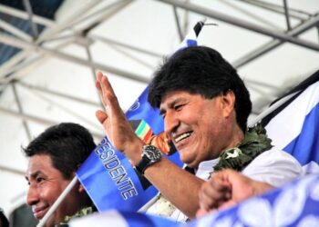 Evo Morales saluda a sus adherentes en un ampliado pasado en Lauca Ñ.