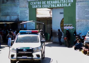 La Policía ingresó al penal de Palmasola a hacer la requisa. Foto: Archivo APG.