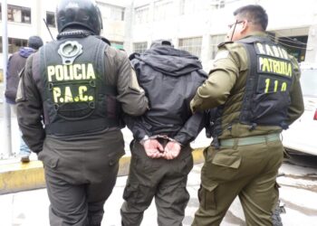 La Policía da de baja a uniformado por su 'estrecha' vinculación con un recluso.
