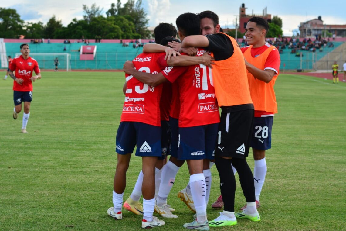 Los jugadores de Wilstermann celebran el gol de Héctor Bobadilla en Tarija