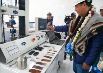 El presidente Luis Arce inspecciona uno de los equipos de la planta de Turco.