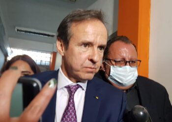 El expresidente Jorge Quiroga es entrevistado por la prensa.
