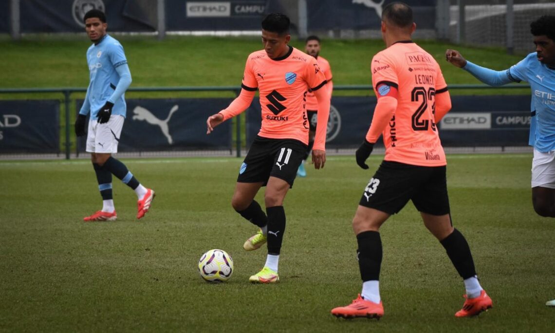 El volante tarijeño Ramiro Vaca domina el balón ante rivales del City
