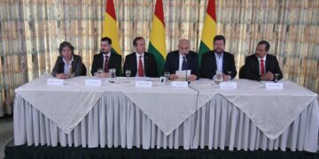 Bloque de oposición: Amparo Ballivián, Efraín Suárez, Jorge Quiroga, Carlos Mesa, Samuel Doria Medina y Vicente Cuéllar.