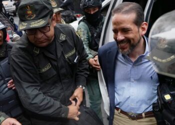 El gobernador de Santa Cruz, Luis Fernando Camacho, ingresa a la audiencia del juicio oral.