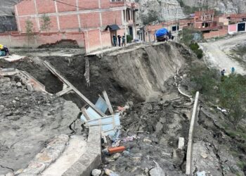 Un inmueble en vilo por deslizamiento de talud.
