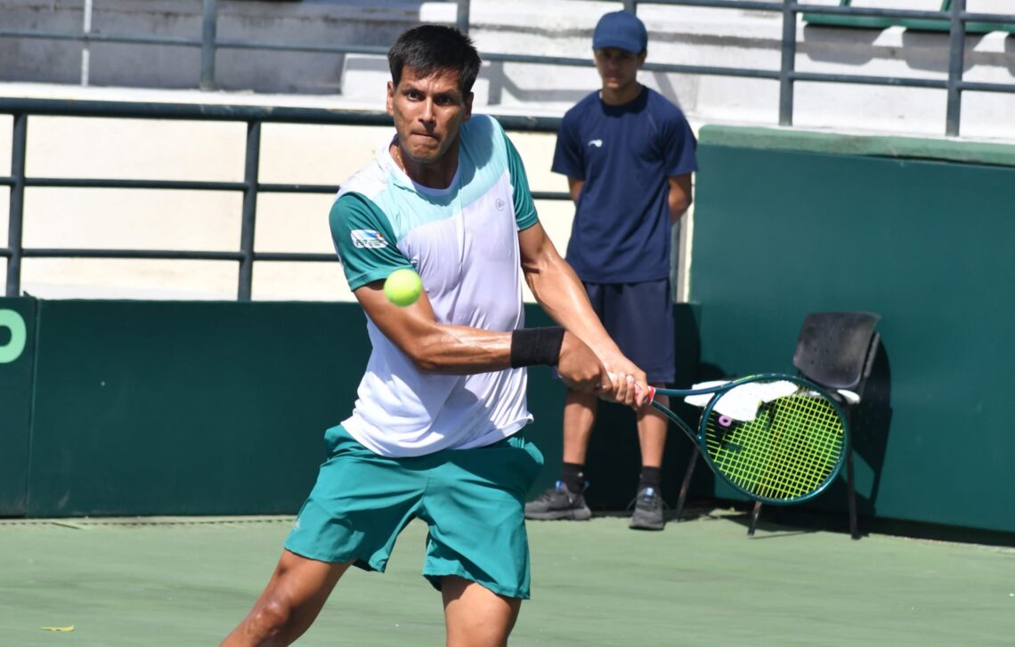 El tenista boliviano Federico Zeballos en Santo Domingo.