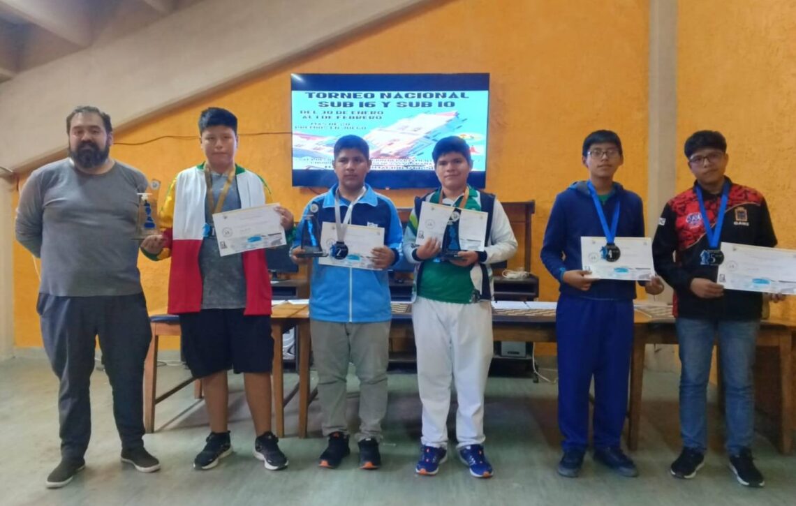 Un grupo de ajedrecistas premiados
