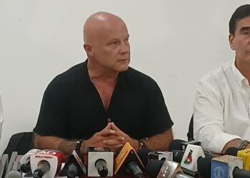 El presidente de la Cadex, Oswaldo Barriga, en conferencia de prensa.