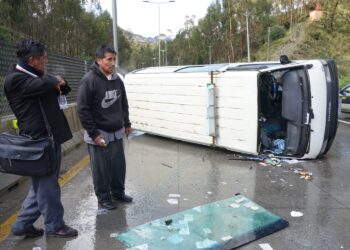 Así quedó un minibús de transporte público luego de una colisión con un vehículo particular.
