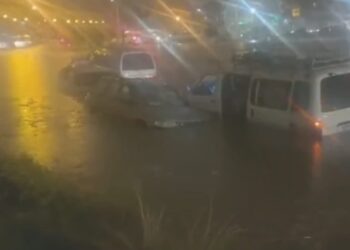 Al menos siete vehículos quedaron en medio del agua.