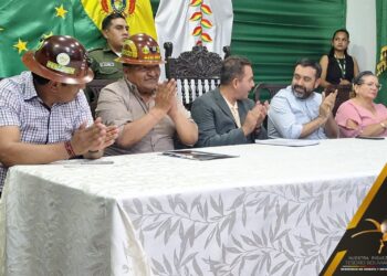 Autoridades durante el acto público.