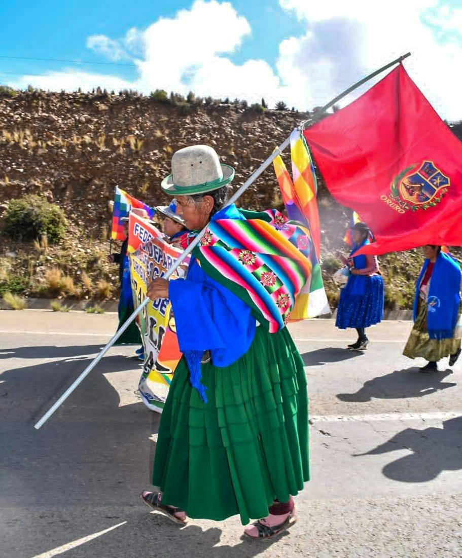 Una mujer en la marcha evista.