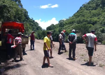 Las familias regresan a sus hogares.