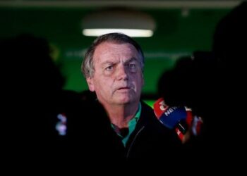 El expresidente brasileño, Jair Bolsonaro, habla con la prensa
