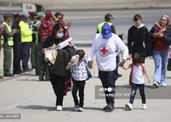 Los migrantes son deportados