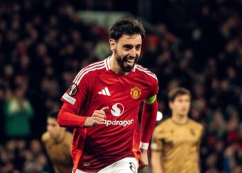 Bruno Fernandes celebra uno de sus tres goles.