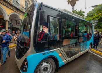 El primer bus eléctrico de Bolivia fue presentado este martes en Cochabamba.