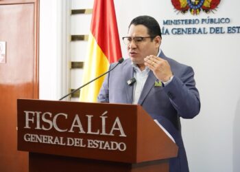 El fiscal general del Estado, Roger Mariaca, en conferencia de prensa.