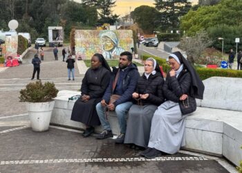 Religiosas oran por la salud del Papa