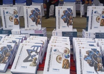 El Ministerio de Educación entregó solucionarios a estudiantes de secundaria.