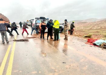 Varias personas se movilizaron para ayudar a rescatar a las víctimas. Foto: Fiscalía.
