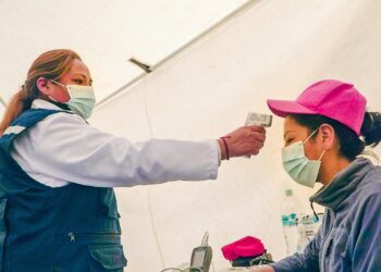Personal de salud durante una atención médica en Oruro. Foto: Ministerio de Salud.