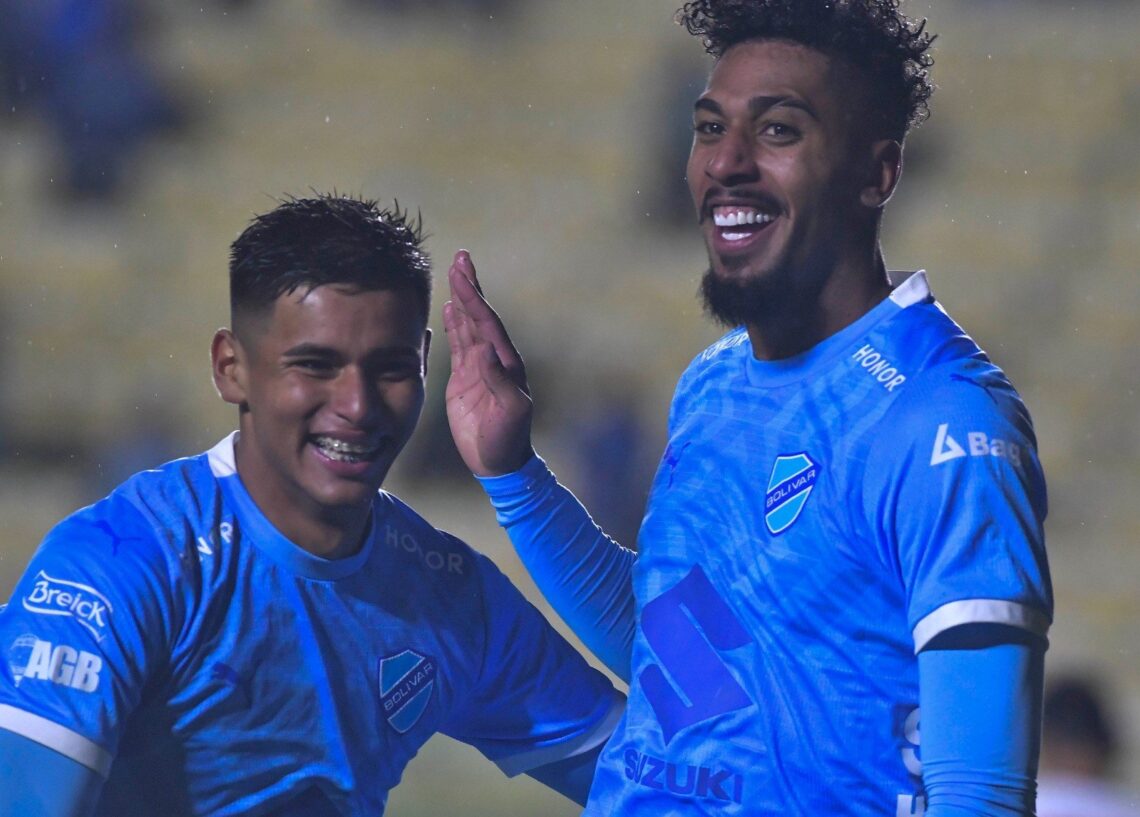Yomar Rocha y Fabio Gomes celebran el segundo gol este lunes en el Hernando Siles.