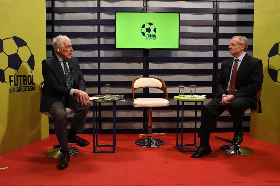Con la silla vacía por la ausencia de Fernando Costa, presidente de la Federación Boliviana de Fútbol, así dialogaron este miércoles los periodistas Jorge Barraza y José Alberto ‘Gringo’ Gonzales, en el set televisivo de La Razón, en Alto