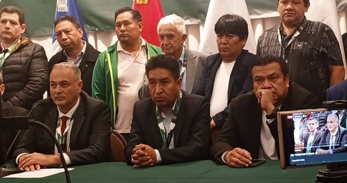 El presidente federativo Fernando Costa junto al Comité ejecutivo de la FBF y todos los dirigentes del Congreso.