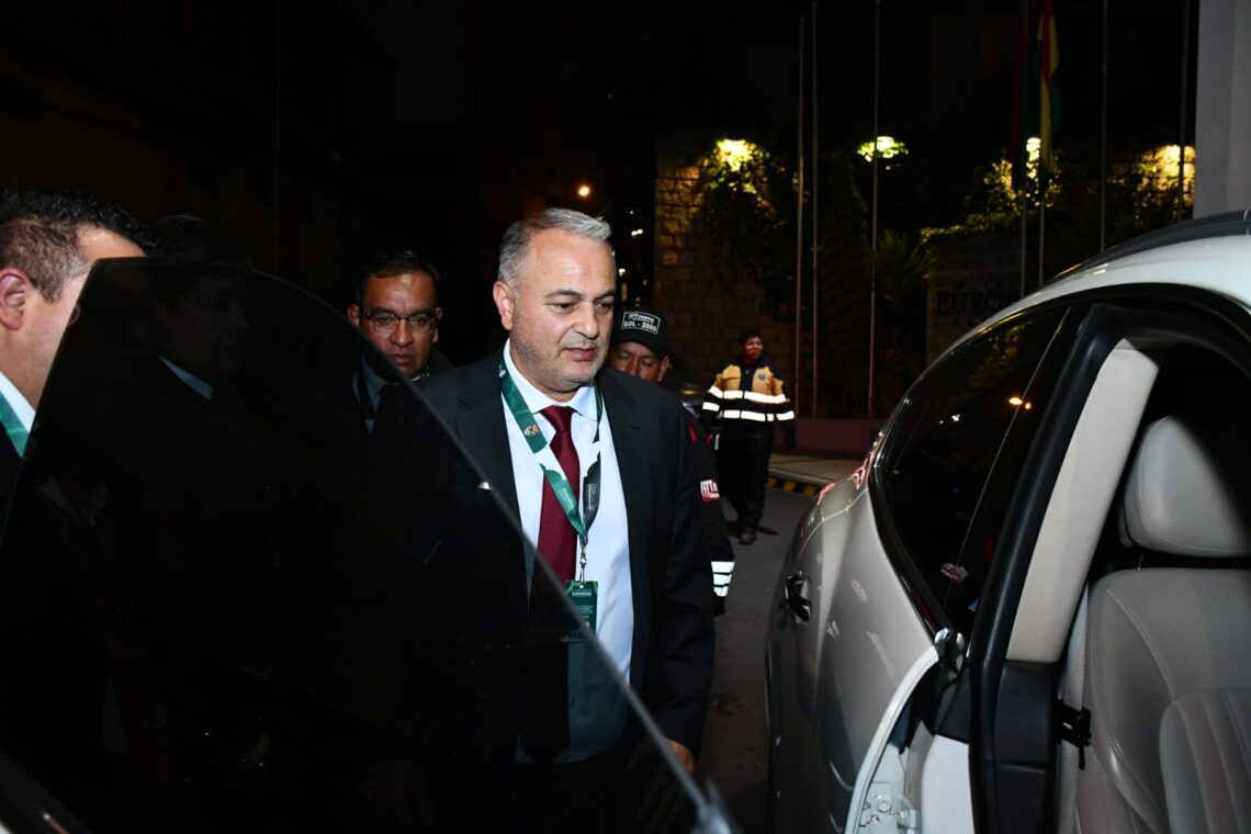 El presidente federativo Fernando Costa abandona el hotel cerca a la medianoche de este martes, tras intensa jornada.