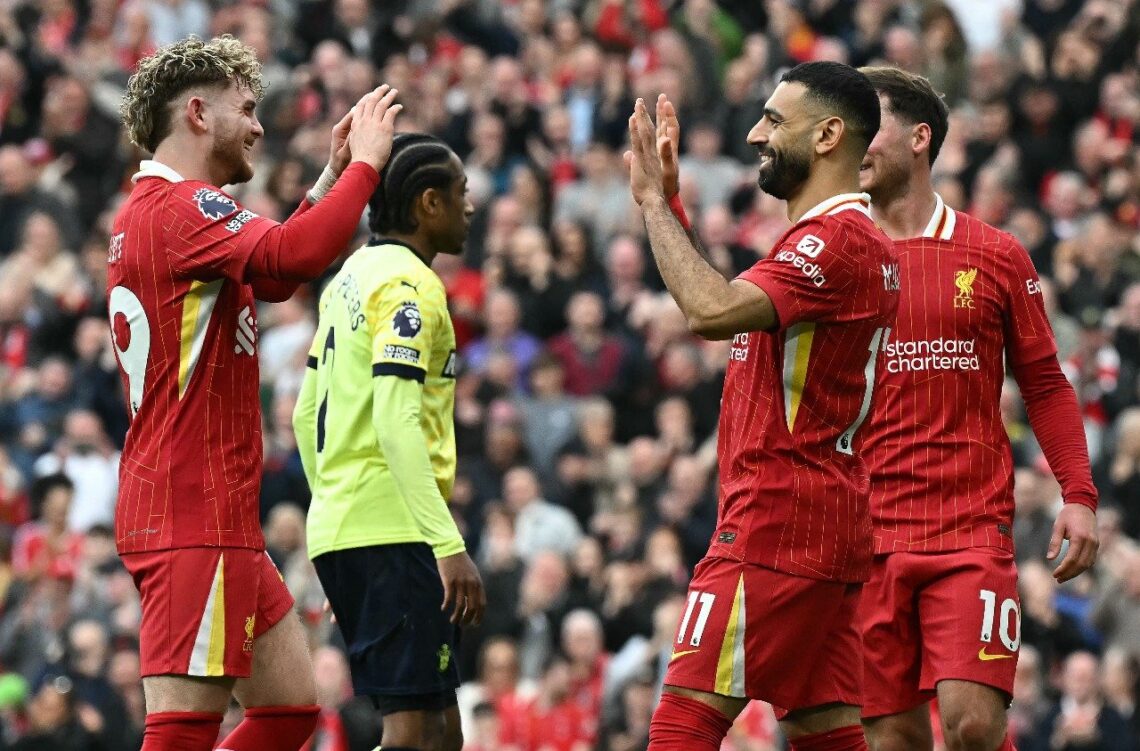 Los jugadores de Liverpool se felicitan tras su victoria.