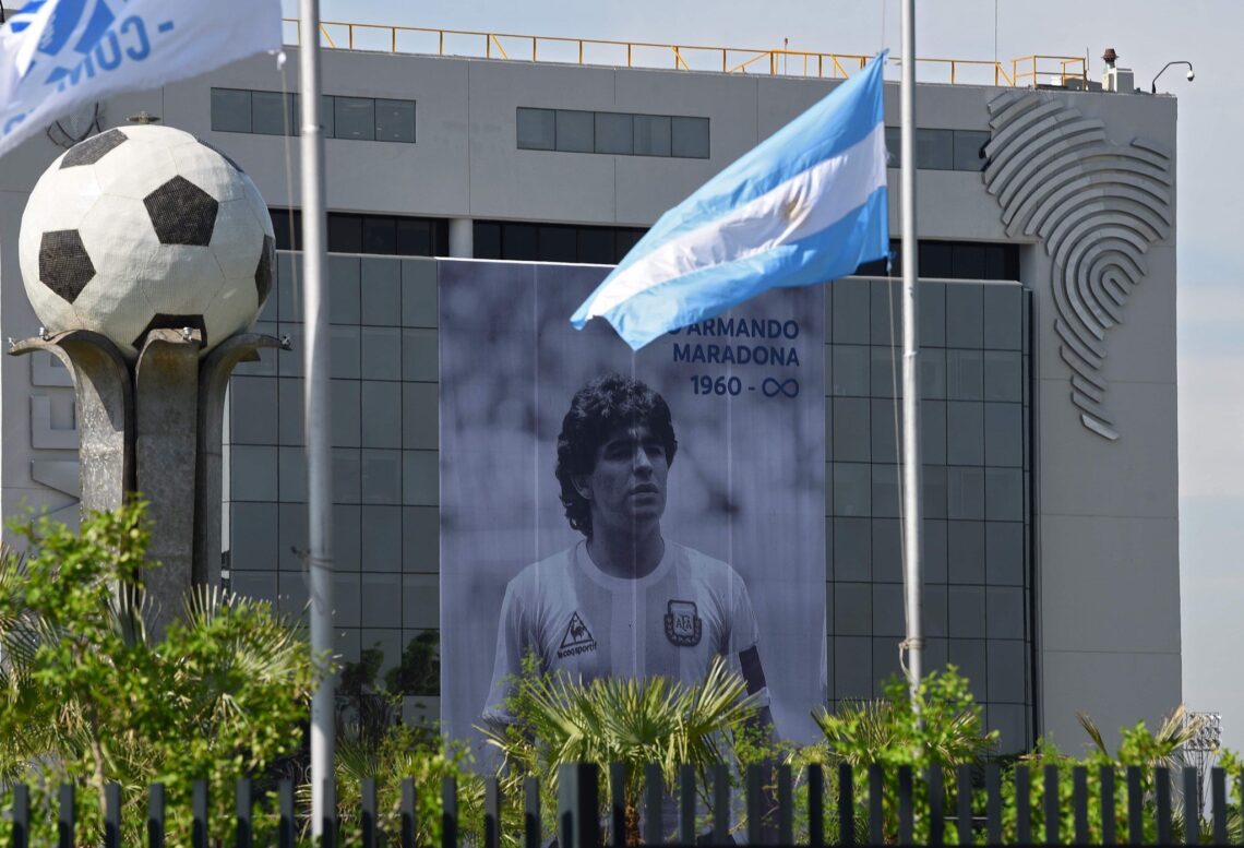 Retrato de Maradona en el edificio de Conmebol.