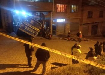 El micro impactó contra un domicilio. Foto: Red Uno.