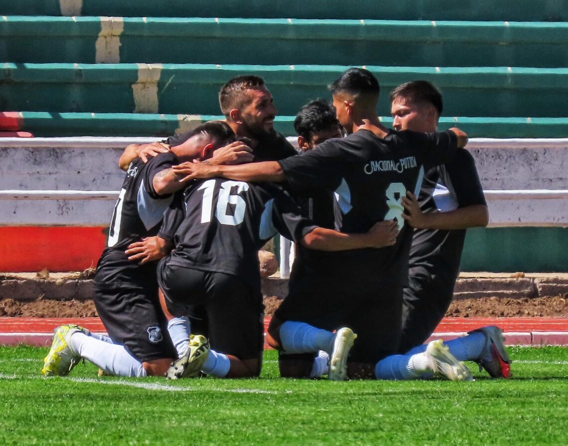 Los jugadores de Nacional Potosí celebran la goleada en Sucre