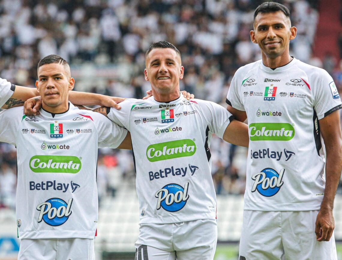 Los jugadores de Once Caldas, entre ellos el boliviano Gilbert Álvarez (der.).