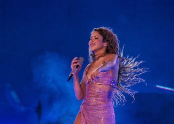 Shakira actúa durante su gira 'Las Mujeres ya no Lloran' en el estadio Nemesio Camacho 'El Campin' de Bogotá.