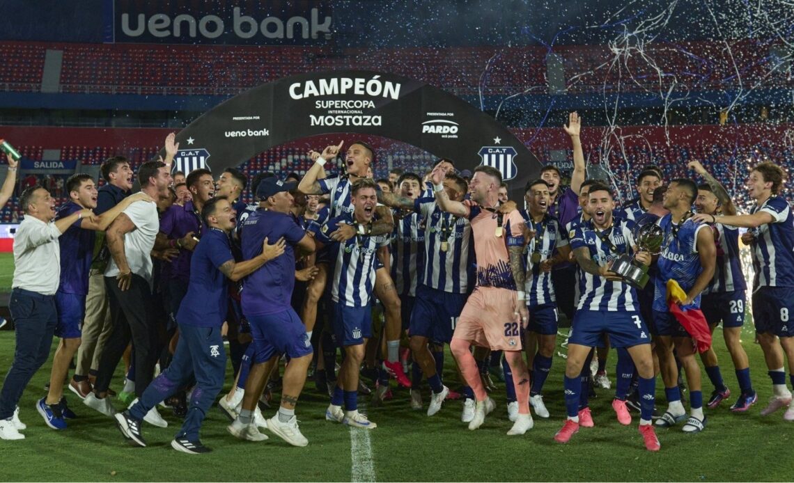 Los jugadores de Talleres de Córdoba celebran en la 'Olla azulgrana'.