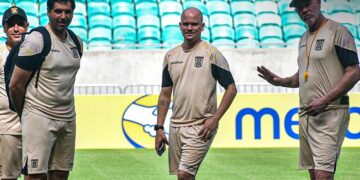 Integrantes de The Strongest en el Fonte Nova donde se presentará esta noche.