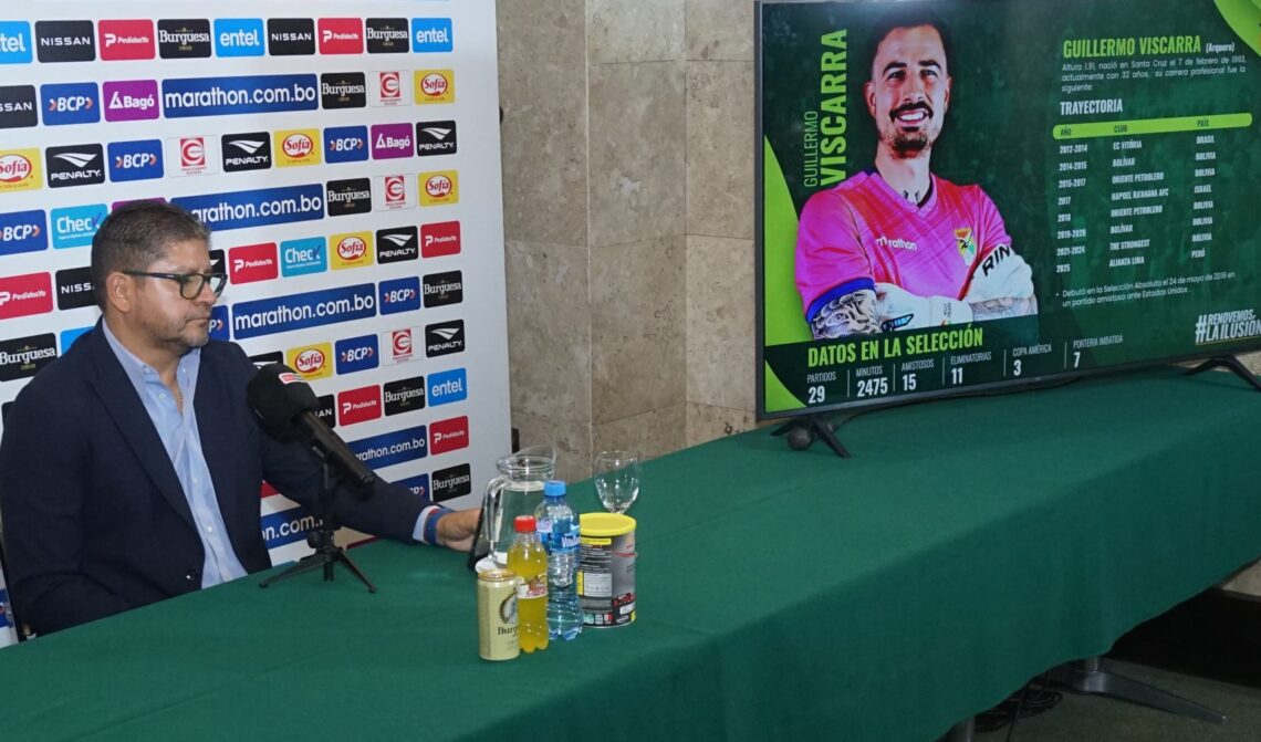 El DT Óscar Villegas en el momento de anunciarse la lista de convocados.