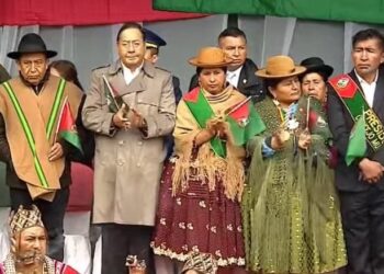 El presidente Luis Arce, el vicepresidente David Choquehuanca y la alcaldesa de El Alto, Eva Copa, en el aniversario 39 de ese municipio.